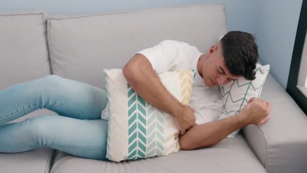 Jeune Homme Hispanique Couché Sur Canapé Dormant Maison — Video