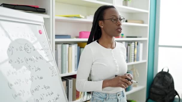 Afrikai Amerikai Tanárnő Matekórát Tart Egyetemi Osztályteremben — Stock videók
