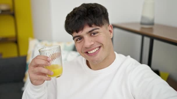年轻人面带微笑 自信地在家里端着一杯果汁 — 图库视频影像
