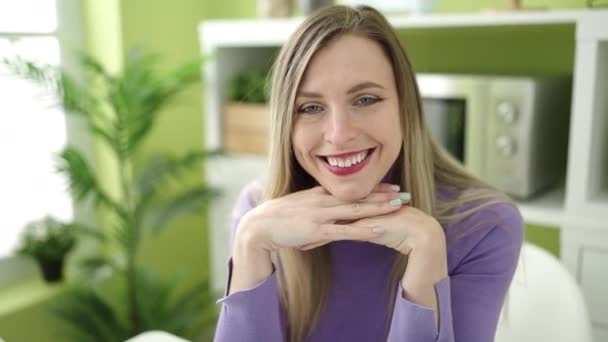 Jonge Blonde Vrouw Glimlachen Zelfverzekerd Zitten Tafel Thuis — Stockvideo