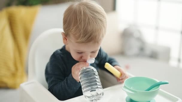 Adorable Niño Rubio Sentado Silla Alta Comiendo Bocadillo Agua Potable — Vídeo de stock