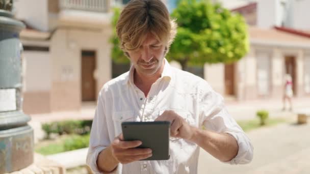 Νεαρός Άνδρας Χαμογελά Αυτοπεποίθηση Χρησιμοποιώντας Touchpad Στο Δρόμο — Αρχείο Βίντεο