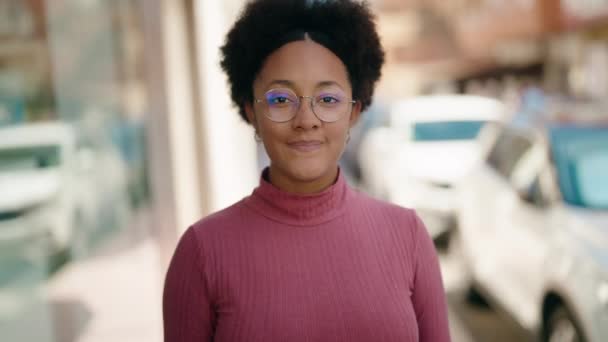 Afro Américaine Femme Souriant Confiant Faire Signe Avec Les Pouces — Video