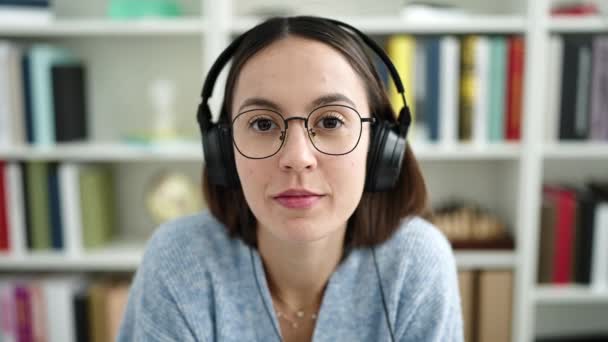 Joven Hermosa Estudiante Hispana Sonriendo Confiada Escuchando Música Universidad Biblioteca — Vídeos de Stock