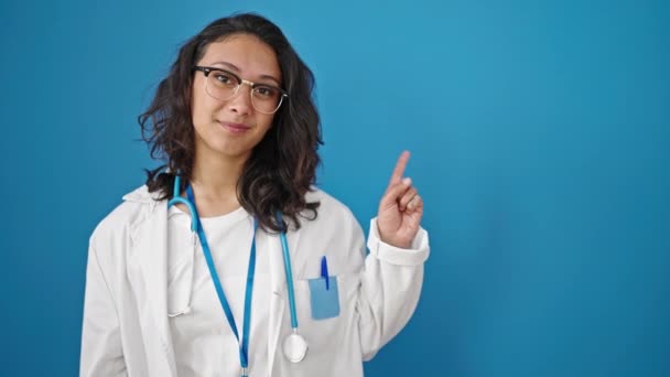 Joven Hermosa Mujer Hispana Doctora Sonriendo Señalando Lado Sobre Aislado — Vídeo de stock