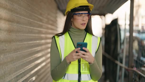 Young Hispanic Woman Architect Using Smartphone Construction Site — Wideo stockowe