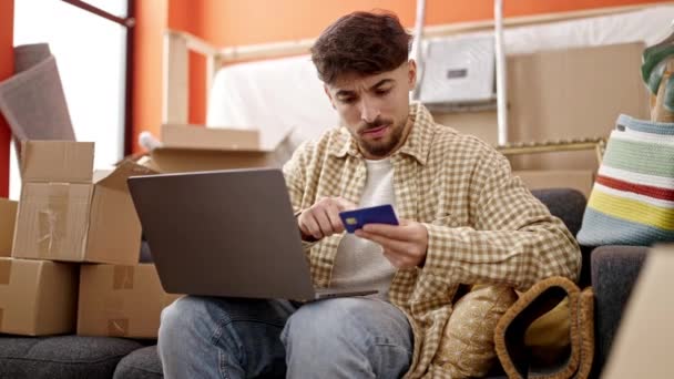 Hombre Árabe Joven Usando Ordenador Portátil Tarjeta Crédito Sentado Sofá — Vídeos de Stock