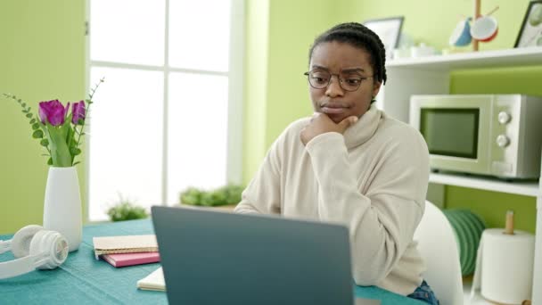 Mujer Afroamericana Usando Laptop Con Expresión Idea Comedor — Vídeos de Stock