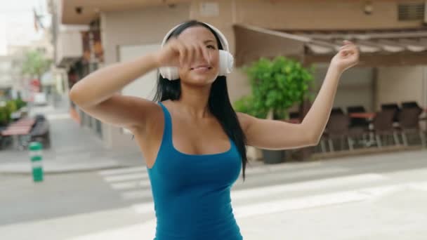 Jovem Bela Mulher Latina Ouvindo Música Dançando Rua — Vídeo de Stock