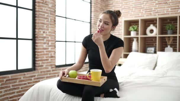 Joven Hermosa Mujer Hispana Desayunando Saludable Sentada Cama Dormitorio — Vídeo de stock