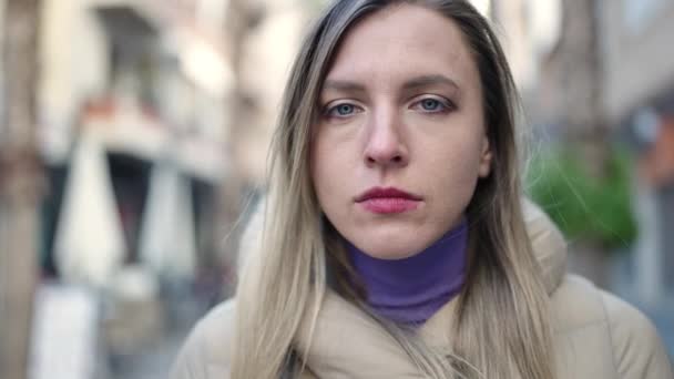 Mujer Rubia Joven Pie Con Expresión Relajada Caminando Por Calle — Vídeos de Stock