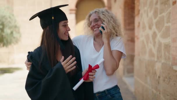 Dos Mujeres Madre Hija Graduada Hablando Teléfono Inteligente Universidad Del — Vídeo de stock