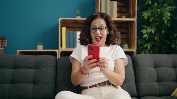 Kobieta Średnim Wieku Pomocą Smartfona Wyrazem Zwycięzcy Domu — Wideo stockowe