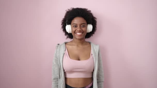 Afrika Kökenli Amerikalı Bir Kadın Müzik Dinliyor Pembe Arka Planda — Stok video