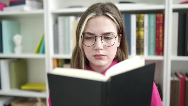 Jovem Loira Estudante Leitura Livro Sentado Mesa Universidade Biblioteca — Vídeo de Stock