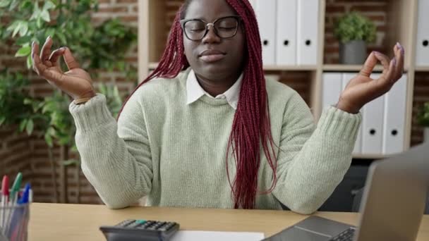 Αφρικανή Πλεγμένα Μαλλιά Εργαζόμενη Που Κάνει Γιόγκα Στο Γραφείο — Αρχείο Βίντεο