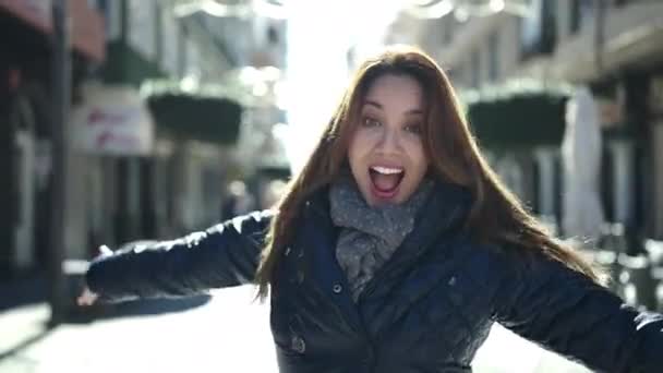 Jovem Bela Mulher Hispânica Sorrindo Confiante Rua — Vídeo de Stock