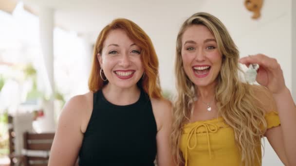 Dwie Kobiety Uśmiechające Się Pewnie Trzymając Klucz Nowego Domu Tarasie — Wideo stockowe