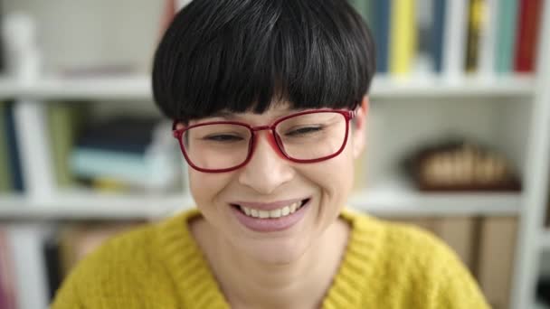 Mladý Číňan Žena Student Usměvavý Jistý Knihovna Univerzita — Stock video
