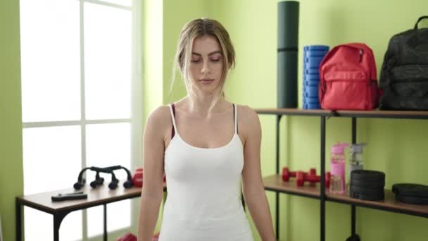 Young Blonde Woman Standing Relaxed Expression Sport Center — Vídeo de Stock