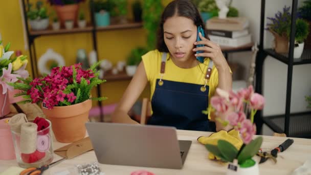 Fiatal Afro Amerikai Virágárus Beszél Okostelefon Segítségével Laptop Virágüzlet — Stock videók