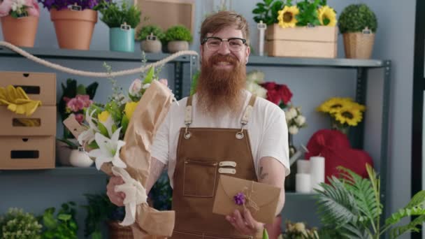 Ung Rödhårig Man Florist Håller Bukett Med Blommor Och Brev — Stockvideo