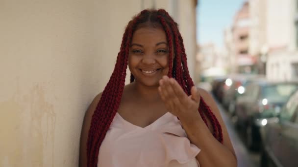Afroamerykanka Uśmiecha Się Pewnie Robiąc Gest Palcem Ulicy — Wideo stockowe
