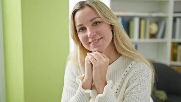 Jonge Blonde Vrouw Student Glimlachen Zelfverzekerd Zitten Tafel Bibliotheek Universiteit — Stockvideo