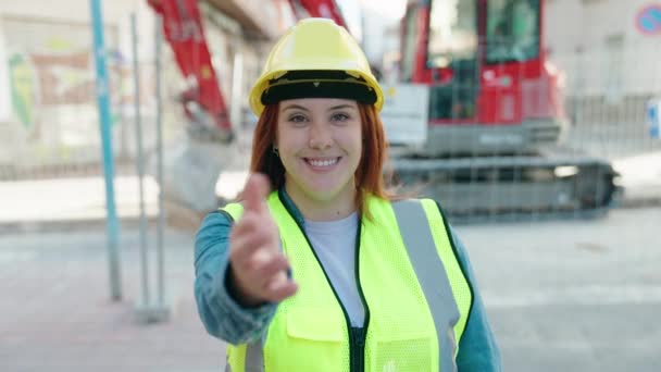 Young Beautiful Size Woman Architect Smiling Confident Doing Coming Gesture — Stock Video