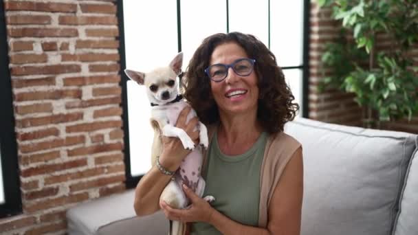 Mulher Hispânica Meia Idade Abraçando Pequeno Cachorro Chihuahua — Vídeo de Stock