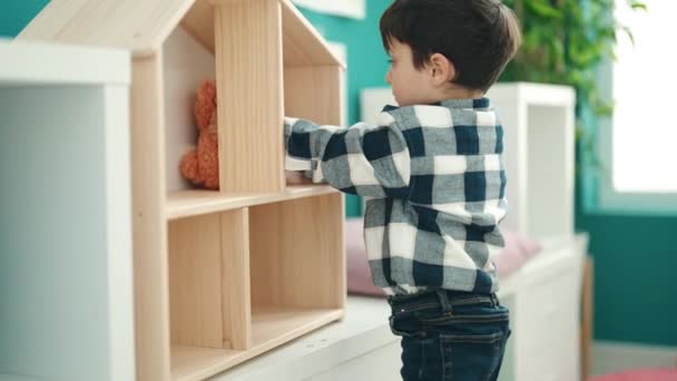 Liebenswerter Hispanischer Junge Stellt Spielzeug Kindergarten Ins Regal — Stockvideo