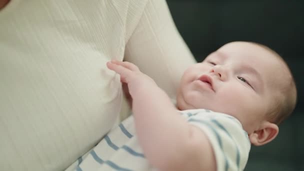 愛らしいですCaucasian赤ん坊リラックスオン母腕にホーム — ストック動画