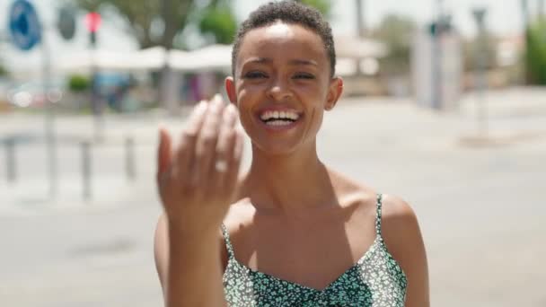 Африканская Американка Улыбается Уверенно Делая Идущий Жест Рукой Улице — стоковое видео