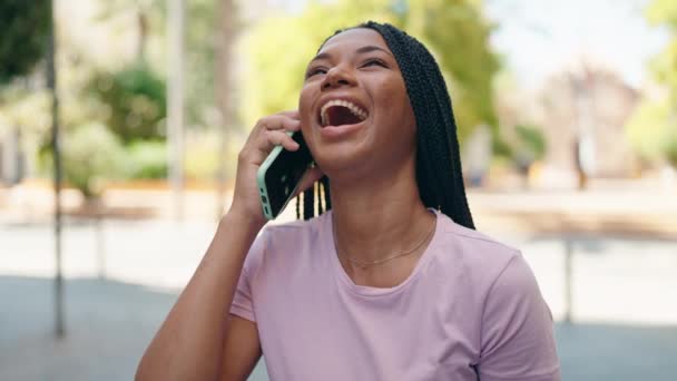 Африканская Американка Улыбается Уверенно Разговаривая Смартфону Улице — стоковое видео