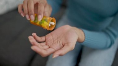 Genç ve güzel İspanyol kadın evde hap alıyor.