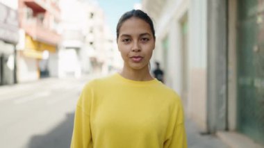 Genç Afrikalı Amerikalı kadın gülümsüyor. Kendine güveni tam.