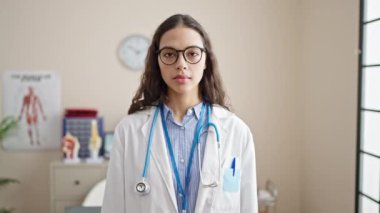 Genç, güzel İspanyol kadın doktor klinikte hap tutuyor.