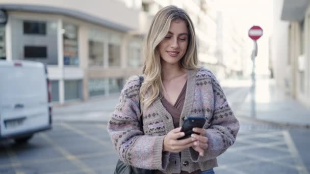 Junge Blonde Frau Lächelt Selbstbewusst Und Macht Selfie Mit Dem — Stockvideo