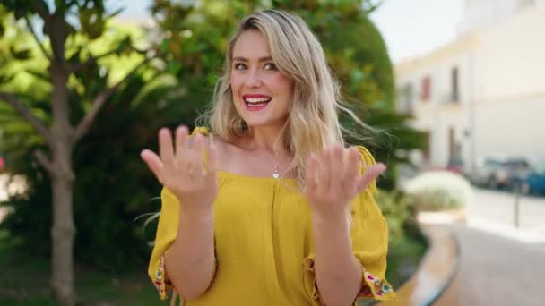 Młoda Kobieta Uśmiecha Się Pewnie Robiąc Gest Palcem Parku — Wideo stockowe