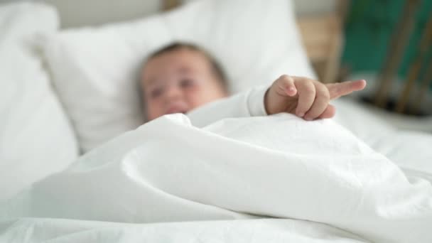 Очаровательный Малыш Уверенно Улыбающийся Лежа Кровати Спальне — стоковое видео