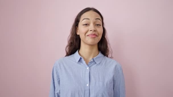 Junge Schöne Hispanische Frau Lächelt Zuversichtlich Sagen Mit Dem Kopf — Stockvideo