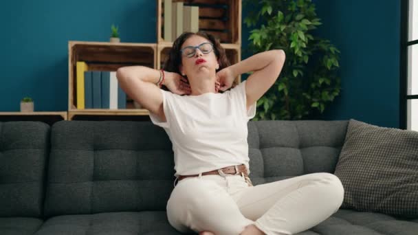 Μέση Ηλικία Γυναίκα Που Υποφέρει Για Θερμότητα Κάθεται Στον Καναπέ — Αρχείο Βίντεο