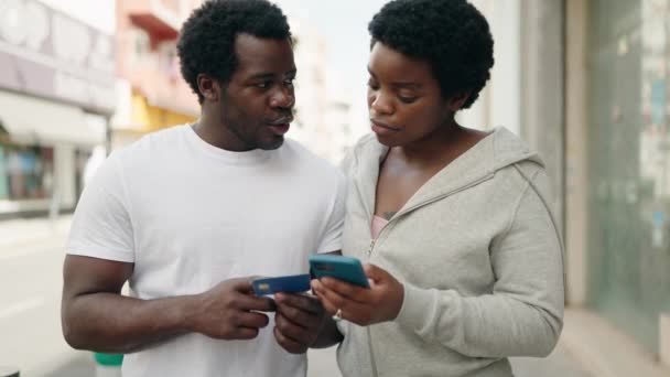 Afrykański Amerykański Mężczyzna Kobieta Para Pomocą Smartfona Karty Kredytowej Ulicy — Wideo stockowe