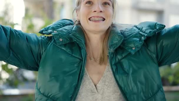 Młoda Blondynka Uśmiecha Się Pewnie Obracając Się Sama Parku — Wideo stockowe