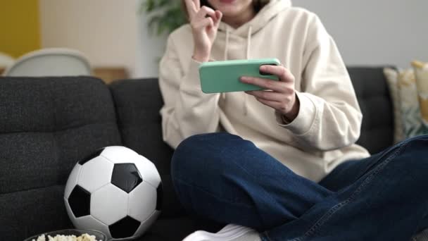 Jonge Blonde Vrouw Kijken Voetbal Wedstrijd Smartphone Met Nerveuze Expressie — Stockvideo
