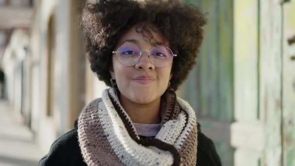 Молодая Африканская Американка Уверенно Улыбающаяся Улице — стоковое видео
