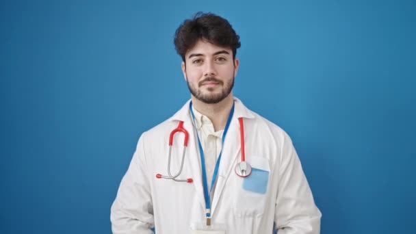 Jeune Homme Hispanique Médecin Faire Pouces Vers Haut Sur Fond — Video