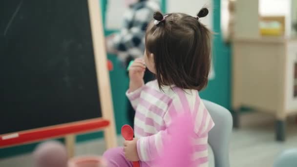 스러운 유치원에서 장난감을 — 비디오