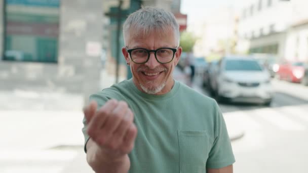 Medelålders Gråhårig Man Ler Säker Gör Kommande Gest Med Handen — Stockvideo