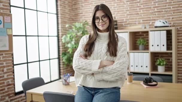 Genç Güzel Spanyol Bir Kadını Ofiste Kendinden Emin Gülümsüyor — Stok video